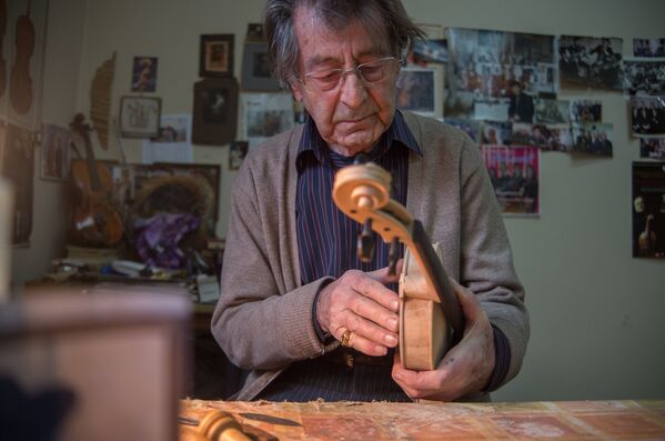 Мартин Ерицян уже 65 лет создает скрипки - Sputnik Армения