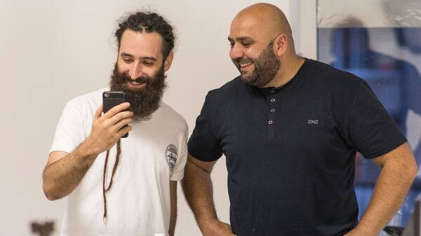 Jah-Far со своим оператором, фотографом Кареном Мкртчяном Jah-Far со своим оператором, фотографом Кареном Мкртчяном - Sputnik Արմենիա