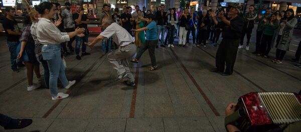 Люди танцуют на Северном проспекте под музыку уличных музыкантов - Sputnik Армения