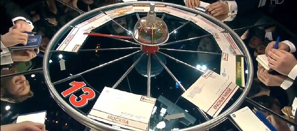 Волчок на столе с вопросами на телепередаче Что? Где? Когда? - Sputnik Армения