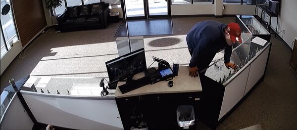 Неудавшийся грабитель магазина Неудавшийся грабитель магазина - Sputnik Армения