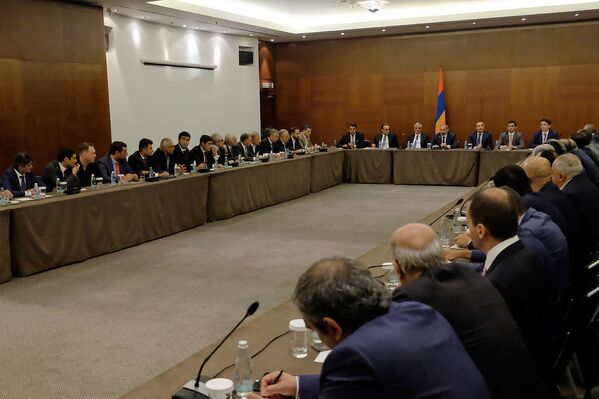 Փաշինյանը ռուսաստանաբնակ հայ գործարարների հետ հանդիպման ժամանակ - Sputnik Արմենիա