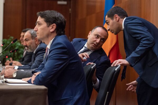 Премьер-министр Армении Никол Пашинян встретился с армянскими предпринимателями (8 сентября 2018). Москвa - Sputnik Армения