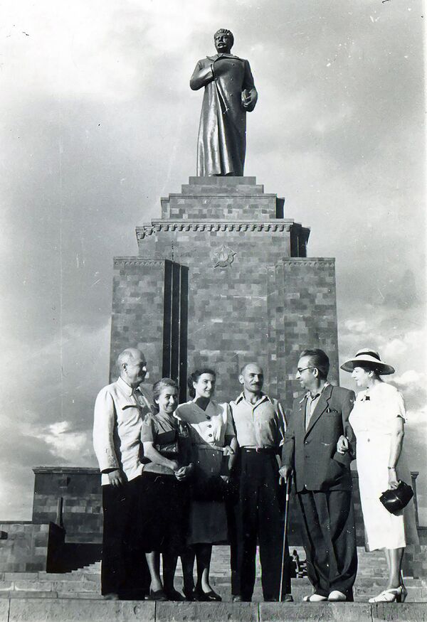 Рафаел Исраелян перед монументом Сталина - Sputnik Արմենիա