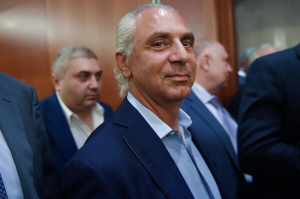 Президент благотворительного фонда ''Товмасян'' - Артак Товмасян во время встречи премьер-министра Армении Никола Пашиняна с армянскими предпринимателями (8 сентября 2018). Москвa - Sputnik Армения