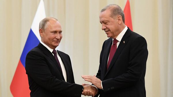 Президент России Владимир Путин пожимает руку своему коллеге Реджепу Тайипу Эрдогану во время встречи в Тегеране 7 сентября 2018 года - Sputnik Армения
