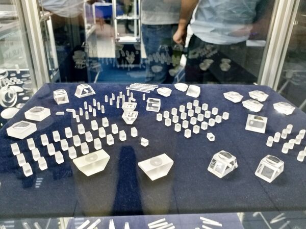 Сапфировые оптические элементы для хай-тека, сделанные в Армении - Sputnik Армения