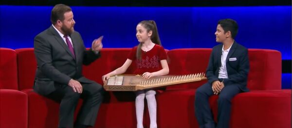 Кристине поразила аудиторию телепрограммы Little Big Shots игрой на каноне (армянский струнный музыкальный инструмент). Кристине поразила аудиторию телепрограммы Little Big Shots игрой на каноне (армянский струнный музыкальный инструмент). - Sputnik Армения