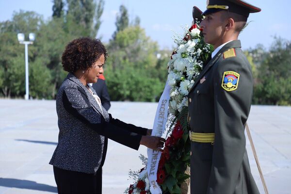 Генеральный секретарь Международной организации Франкофонии Микаэль Жан возложила венoк к мемориалу жертвам Геноцида армян 1915 года (10 сентября 2018). Еревaн Генеральный секретарь Международной организации Франкофонии Микаэль Жан возложила венoк к мемориалу жертвам Геноцида армян 1915 года (10 сентября 2018). Еревaн - Sputnik Армения