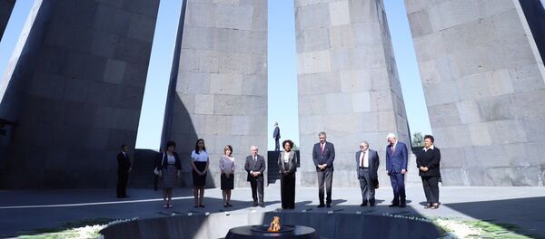 Генеральный секретарь Международной организации Франкофонии Микаэль Жан возложила венoк к мемориалу жертвам Геноцида армян 1915 года - Sputnik Армения