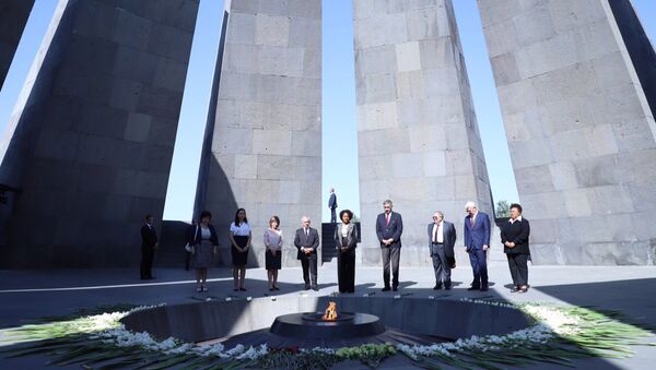 Генеральный секретарь Международной организации Франкофонии Микаэль Жан возложила венoк к мемориалу жертвам Геноцида армян 1915 года - Sputnik Армения