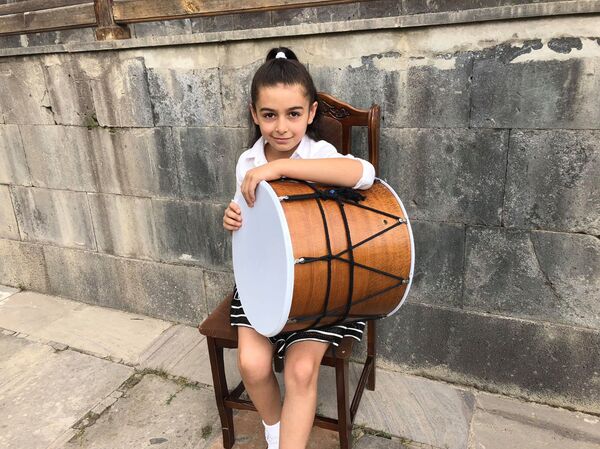 Маленькие музыканты для развития города играют во дворах музеев Маленькие музыканты для развития города играют во дворах музеев - Sputnik Армения