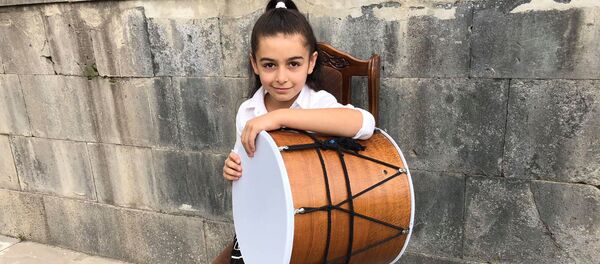 Маленькие музыканты для развития города играют во дворах музеев Маленькие музыканты для развития города играют во дворах музеев - Sputnik Արմենիա