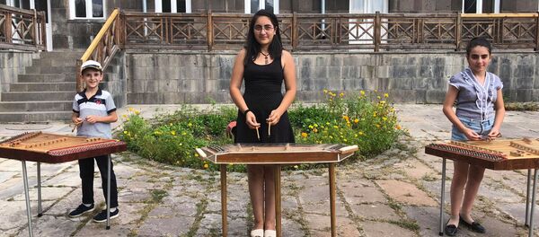 Маленькие музыканты для развития города играют во дворах музеев - Sputnik Армения