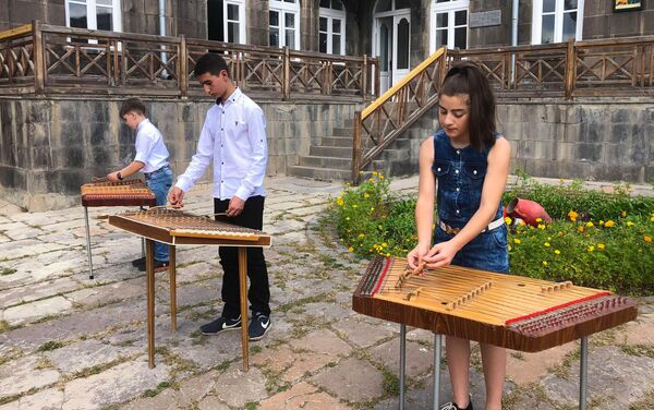 Маленькие музыканты для развития города играют во дворах музеев - Sputnik Армения