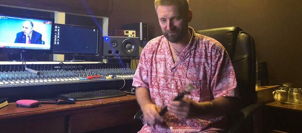 Блогер Олег Переверзев играет на дудуке - Sputnik Արմենիա