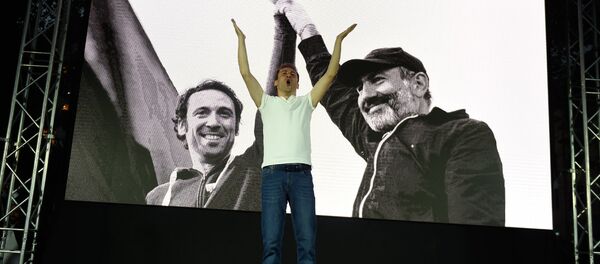 Айк Марутян на предвыборном митинге в административном районе Давташен (11 сентября 2018). Еревaн Айк Марутян на предвыборном митинге в административном районе Давташен (11 сентября 2018). Еревaн - Sputnik Армения