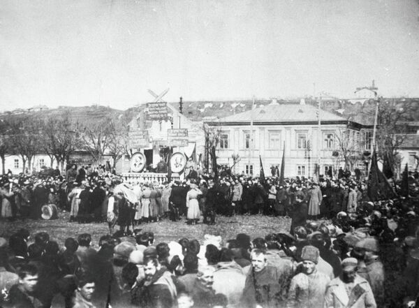 Революционный митинг в городе Бердянске на Интернациональной площади в 1919 году. - Sputnik Армения