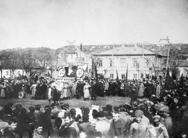 Революционный митинг в городе Бердянске на Интернациональной площади в 1919 году. Революционный митинг в городе Бердянске на Интернациональной площади в 1919 году. - Sputnik Армения