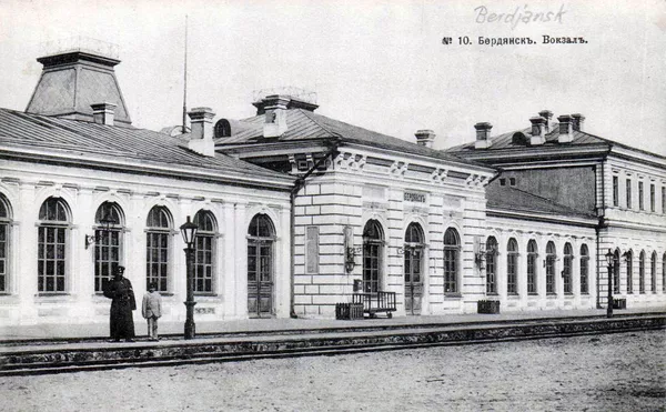 Железнодорожный вокзал города Бердянск, начало XX века Железнодорожный вокзал города Бердянск, начало XX века - Sputnik Армения