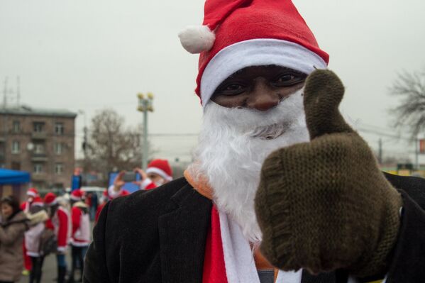 Санта-Клаусы пробежали 5км, принимая  участие в благотворительном марафоне в Ереване - Sputnik Армения