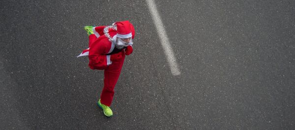 Санта-Клаусы пробежали 5км, принимая  участие в благотворительном марафоне в Ереване - Sputnik Армения