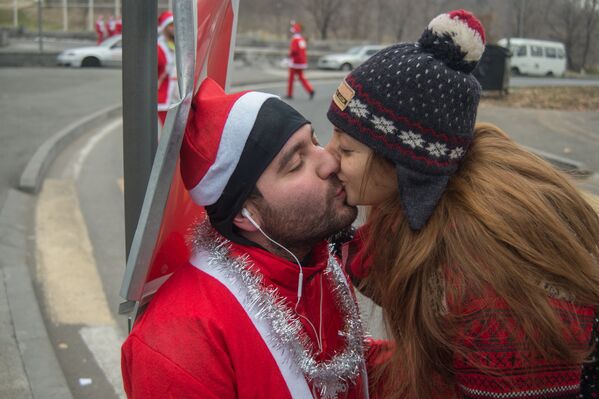 Санта-Клаусы пробежали 5км, принимая  участие в благотворительном марафоне в Ереване - Sputnik Армения