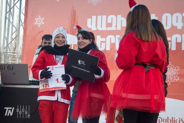 Ձմեռ պապերը բարեգործական մարաթոնի են մասնակցել Երևանում - Sputnik Արմենիա