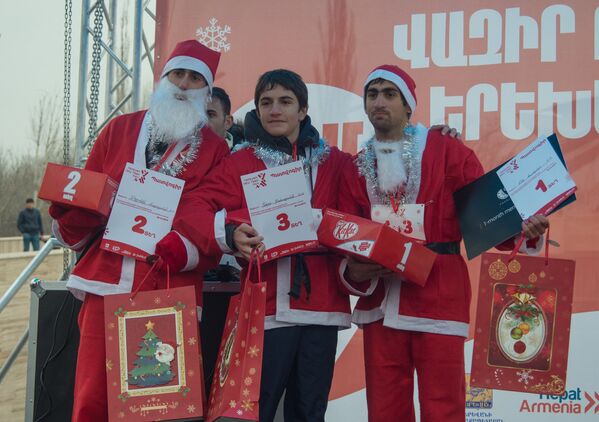 Ձմեռ պապերը բարեգործական մարաթոնի են մասնակցել Երևանում - Sputnik Արմենիա
