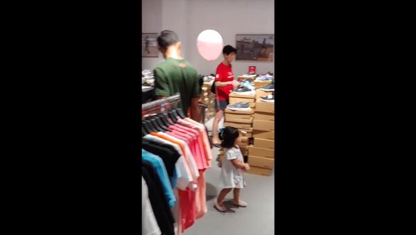 Родители нашли способ не потерять ребенка во время покупок в магазине - Sputnik Արմենիա