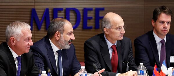 Премьер-министр Армении Никол Пашинян встретился с MEDEF-представителями (14 сентября 2018).Париж - Sputnik Армения