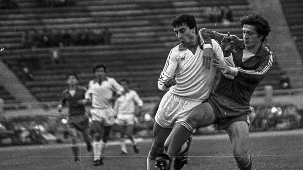 Нападающий Арарата Гамлет Мхитарян во время футбольного матча Арарат - Торнадо (1984 год) - Sputnik Արմենիա