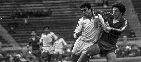 Нападающий Арарата Гамлет Мхитарян во время футбольного матча Арарат - Торнадо (1984 год) - Sputnik Армения