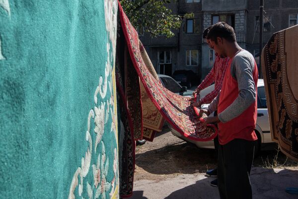 Индусы моют армянские ковры в Армении - Sputnik Армения