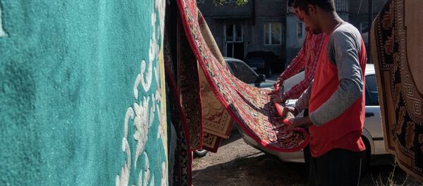 Индусы моют армянские ковры в Армении - Sputnik Армения