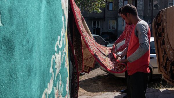 Индусы моют армянские ковры в Армении - Sputnik Армения