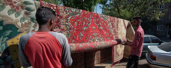 Индусы моют армянские ковры в Армении - Sputnik Армения