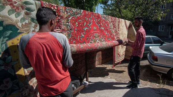 Индусы моют армянские ковры в Армении - Sputnik Армения