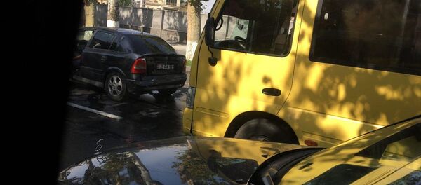 В Ереване автобус врезался в машину В Ереване автобус врезался в машину - Sputnik Արմենիա