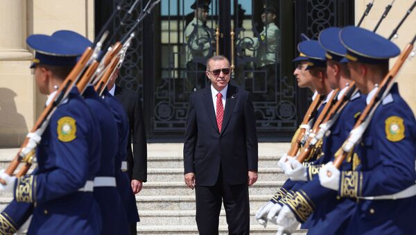 Президент Турции Эрдоган во время церемонии приветствия в Баку, Азербайджан (15 сентября 2018 года) - Sputnik Армения