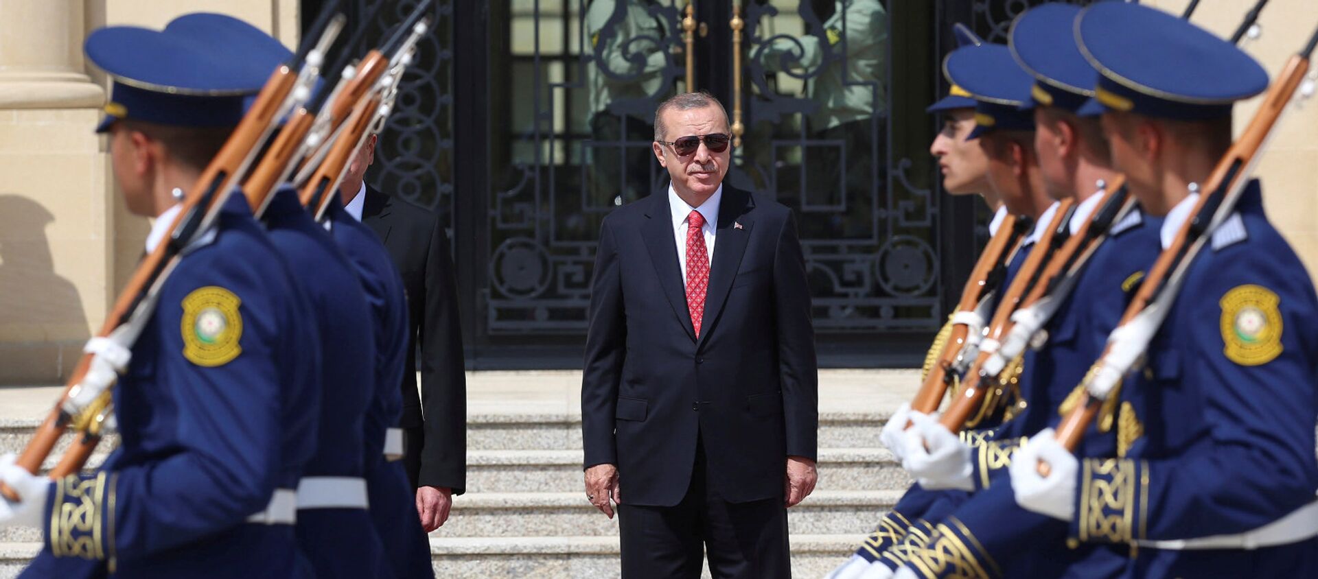 Президент Турции Эрдоган во время церемонии приветствия в Баку, Азербайджан (15 сентября 2018 года) - Sputnik Армения, 1920, 10.12.2020