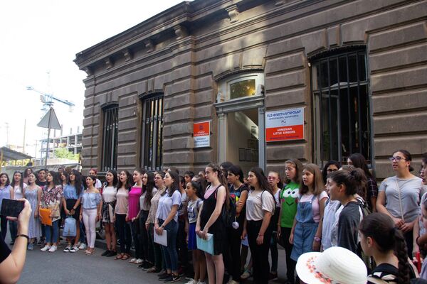 Митинг около здания молодых певцов (15 сентября 2018 года) Митинг около здания молодых певцов (15 сентября 2018 года) - Sputnik Армения