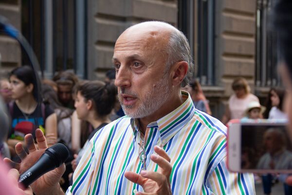 Митинг около здания молодых певцов (15 сентября 2018 года) Митинг около здания молодых певцов (15 сентября 2018 года) - Sputnik Армения