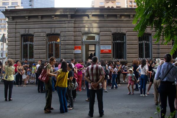 Митинг около здания молодых певцов (15 сентября 2018 года) Митинг около здания молодых певцов (15 сентября 2018 года) - Sputnik Армения