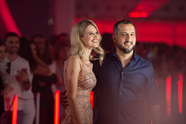 Актер и телеведущий Арарат Кещян с супругой - Sputnik Армения