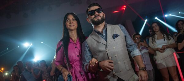 Михаил и Виктория Галустян на красной дорожке Comedy Club (15 сентября 2019). Еревaн - Sputnik Армения