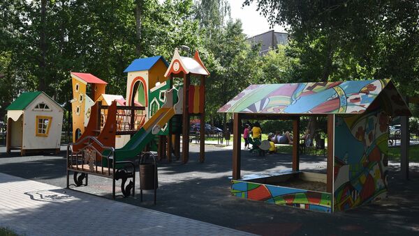 Детская игровая площадка во дворе дома - Sputnik Армения