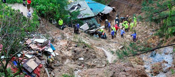 Спасатели ищут жителей, погребенных в оползнях в разгаре тайфун Мангхута, поразивших Багио - Sputnik Армения