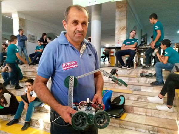 Карен Барсегян , инструктор школьного инженерного кружка Армат в городе Армавир Карен Барсегян , инструктор школьного инженерного кружка Армат в городе Армавир - Sputnik Արմենիա