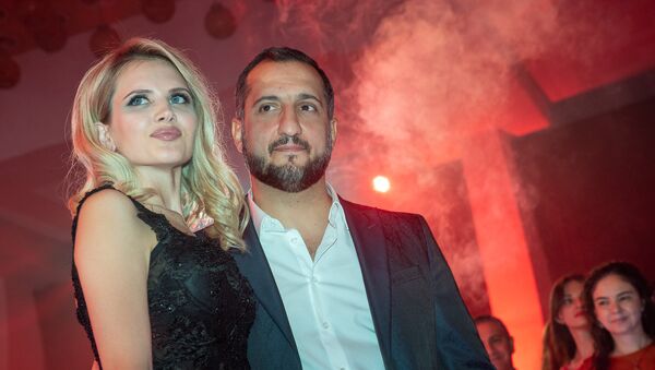 Звезда телесериала Универ Арарат Кещян с супругой - Sputnik Արմենիա